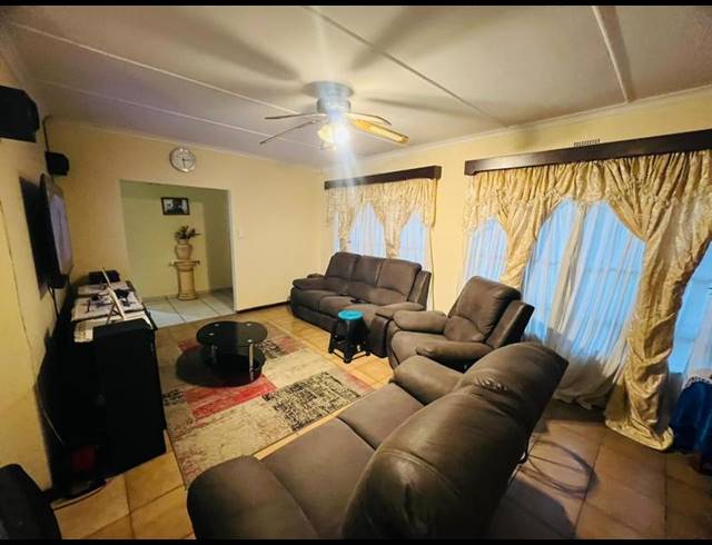 5 BEDROOM HOUSE FOR SALE IN VAN RIEBEECK PARK
